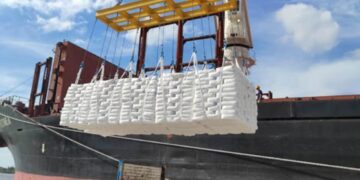 Barco con 3800 toneladas de harina de trigo en el puerto de Santiago de Cuba. Foto: ACN.