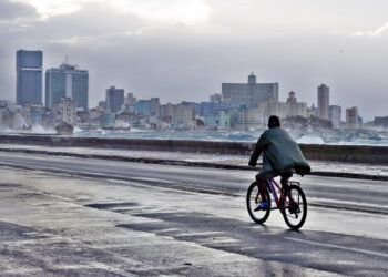 Un hombre pasa en bicicleta por una zona del Malecón el lunes 4 de marzo de 2024, en La Habana. Foto: Ernesto Mastrascusa/EFE.