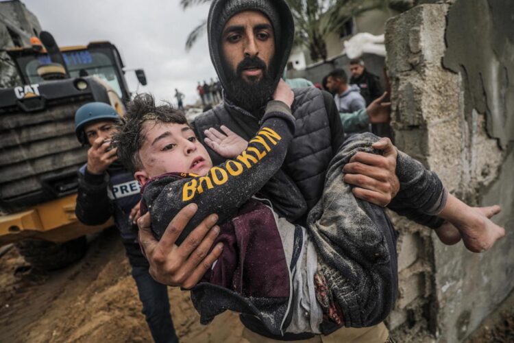 Auxilio para un niño tras un ataque aéreo israelí contra Deir Al Balah, en el sur de la Franja de Gaza. Foto: EFE/MOHAMMEDSABER