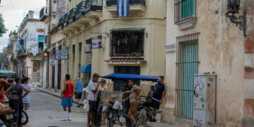 Personas en una calle de La Habana. Foto: Otmaro Rodríguez.