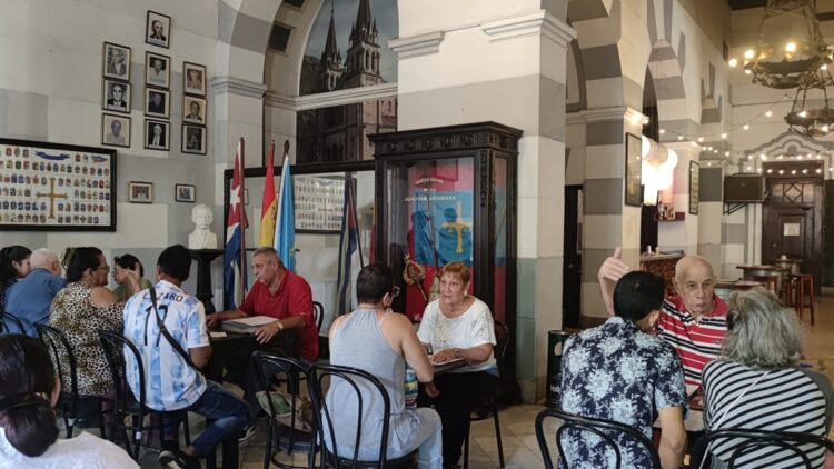 Miembros de la Federación de Asociaciones Asturianas de Cuba realiza despachos individuales sobre la Ley de Memoria Democrática y la ampliación al acceso a la nacionalidad española, en La Habana. Foto: FAAC/ Facebook