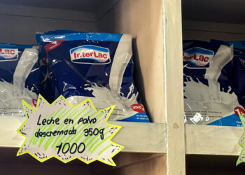 Paquetes de leche en polvo para la venta en una mipyme privada, en La Habana. El Gobierno cubano  solicitó ayuda a la dirección del Programa Mundial de Alimentos (PMA) ante sus dificultades para seguir distribuyendo leche subvencionada a los menores de 7 años. Foto: Yander Zamora/EFE.