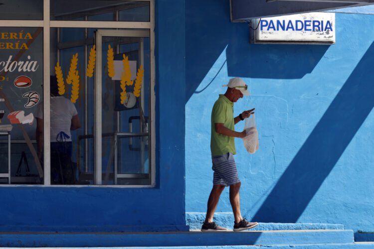 Un hombre compra pan en una panadería, el 26 de febrero de 2024, en La Habana. Foto: Ernesto Mastrascusa / EFE.