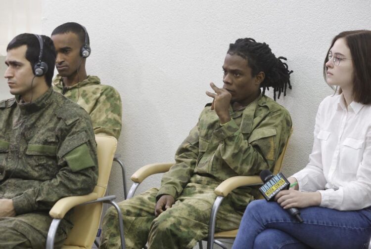 Frank Dario Harosey entre los prisioneros de guerra en la conferencia de prensa, en Kiev, este viernes. Foto: SERGEY DOLZHENKO/EFE/EPA.