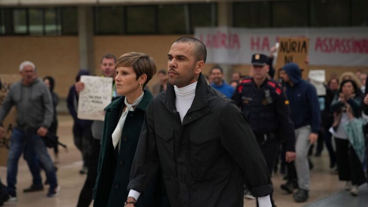 Dani Alves sale de la cárcel de Barcelona acompañado de su abogada. Foto: www.rtve.es