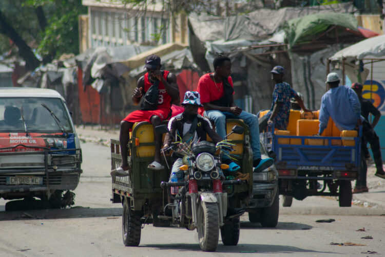 Algunas personas circulan por las calles en Puerto Príncipe. Foto: Siffroy Clarens/EFE.