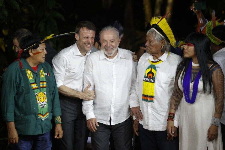 Macron junto al cacique del pueblo kayapó, Raoni Metuktire (2der.), Lula da Silva (c) y otras autoridades indígenas luego de entregarle una medalla de la legión de honor a Metuktire. Foto: Sebastiao Moreira/EFE.