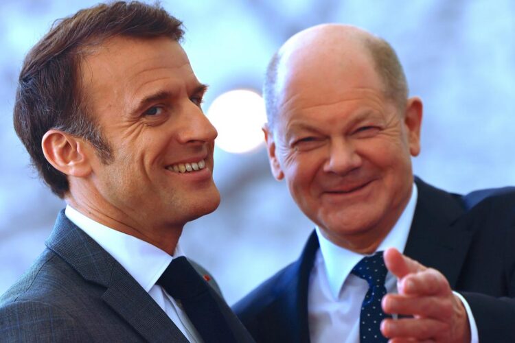 El canciller alemán Olaf Scholz (der.) junto al presidente francés Emmanuel Macron el pasado 15 de marzo en Berlín. Foto: EFE/EPA/HANNIBAL HANSCHKE.