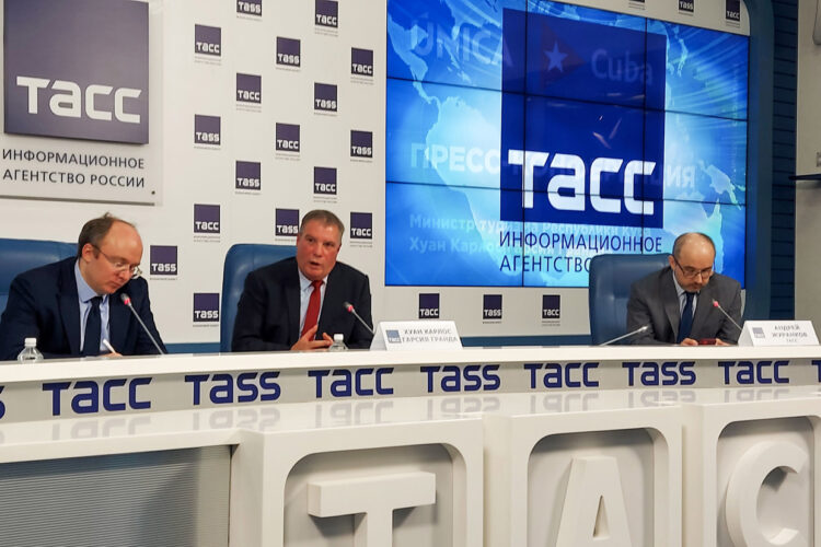 El ministro de Turismo cubano, Juan Carlos García Granda, en una rueda de prensa convocada por la agencia rusa TASS. Foto: Fernando Salcines/EFE.