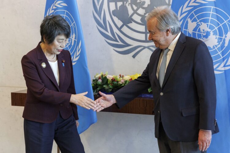 La ministra de Exteriores de Papón, Yoko Kamikawa saluda al Secretario General de la ONU este 18 de marzo. Kamikawa está de visita en Nueva York , donde presidió la Reunión Ministerial del Consejo de Seguridad de las Naciones Unidas (CSNU) sobre “Desarme Nuclear y No Proliferación”. Foto: SARAH YENESEL/EFE/EPA.