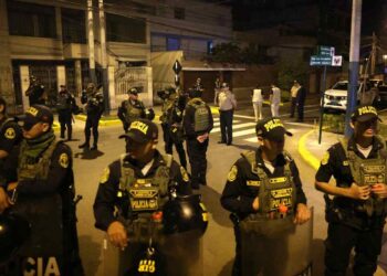 La casa de la presidenta de Perú, Dina Boluarte, fue allanada cerca de la medianoche de este viernes. Foto: Julio Melendrez/EFE.