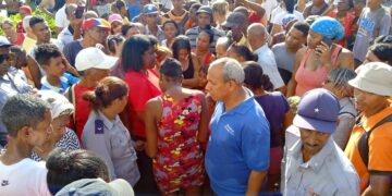 La primera secretaria del PCC en Santiago de Cuba habla a los manifestantes, domingo 17 de marzo. Foto: Aris Arias Batalla/Facebook.