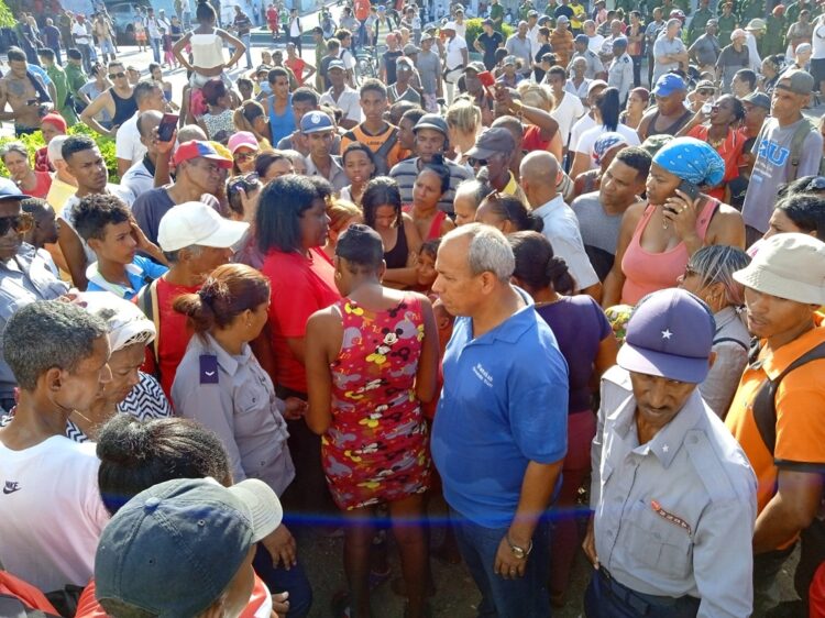 La primera secretaria del PCC en Santiago de Cuba habla a los manifestantes, domingo 17 de marzo. Foto: Aris Arias Batalla/Facebook.