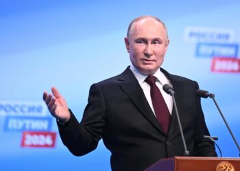 El presidente ruso, Vladimir Putin, habla a los medios de comunicación en su sede de campaña en Moscú, tras el cierre de la jornada electoral en la que fue reelecto para un nuevo mandato. Foto: Maxim Shipenkov / EFE.