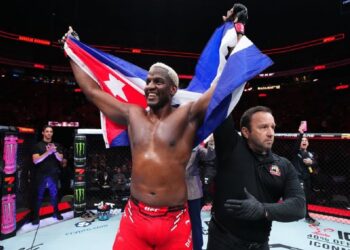 El cubano Robelis Despaigne es declarado vencedor tras su victoria frente al estadounidense Josh Parisian en apenas 18 segundos, en su debut en la UFC. Foto: UFC Español.