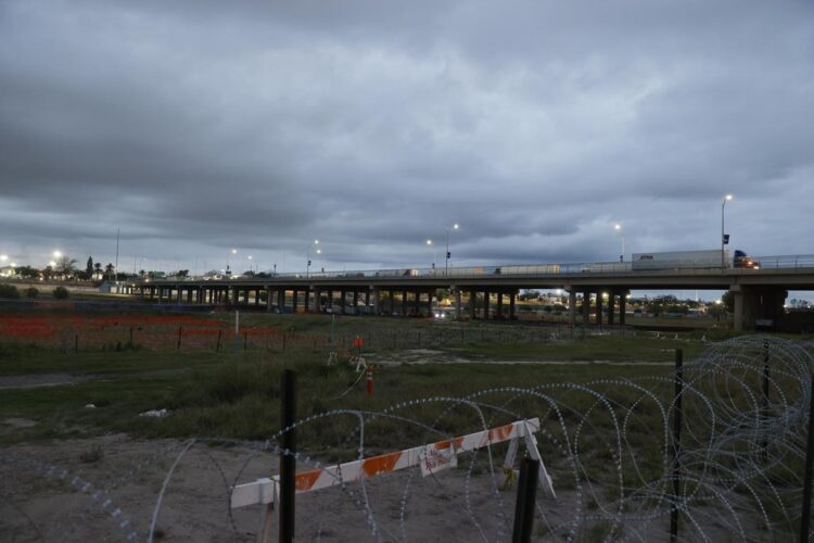 Coches sobre el puente internacional que cruza Shelby Park en Eagle Pass, Texas, EE.UU. Foto: Adam Davis/EFE/EPA.