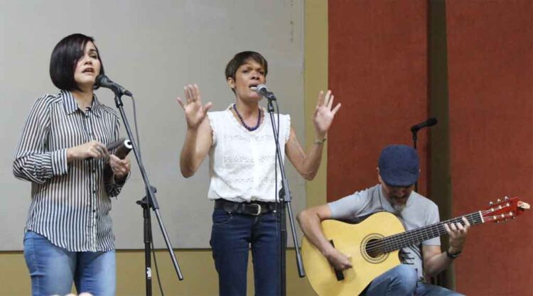 Presentación artística en el inicio del evento teórico del 61 Festival de la Triva Pepe Sánchez, en Santiago de Cuba, Foto: Prensa Latina.