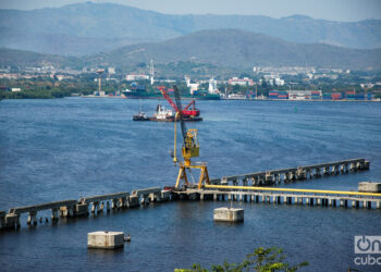 Vista de la zona industrial enclavada en la bahía de Santiago de Cuba. Foto: Kaloian.