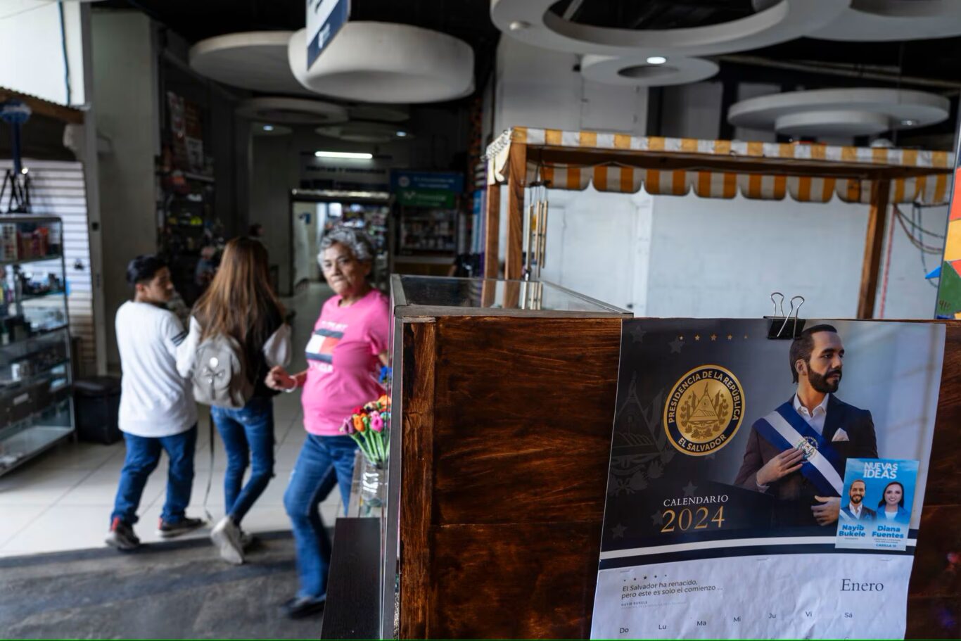 Bukele hasta en los calendarios en El Salvador. Foto: Gladys Serrano / El País.