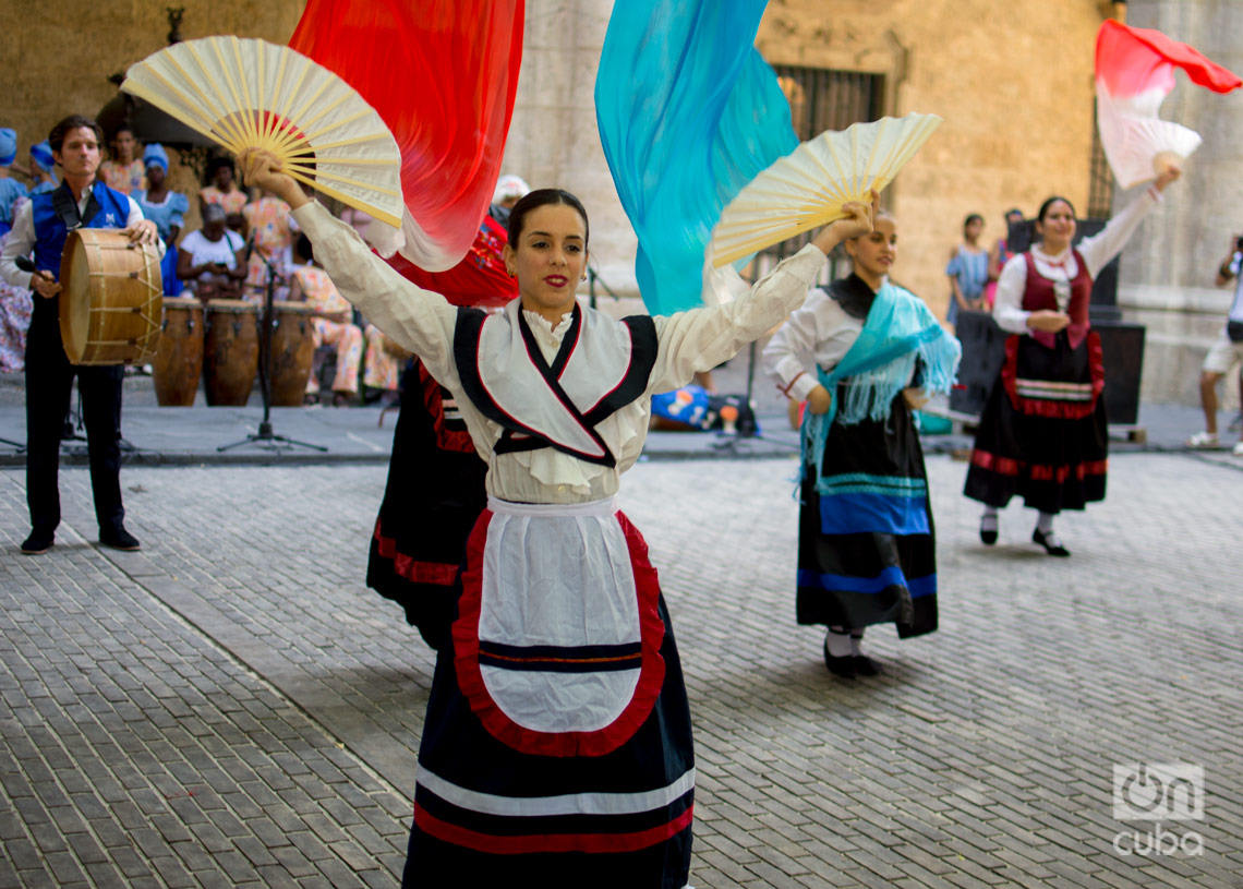 Asiart-Dance Company, Spanish company Monterroso and Antas de Ulla, at the International Festival of Dance in Urban Landscapes Old Havana: City in Motion 2024. Photo: Otmaro Rodríguez.