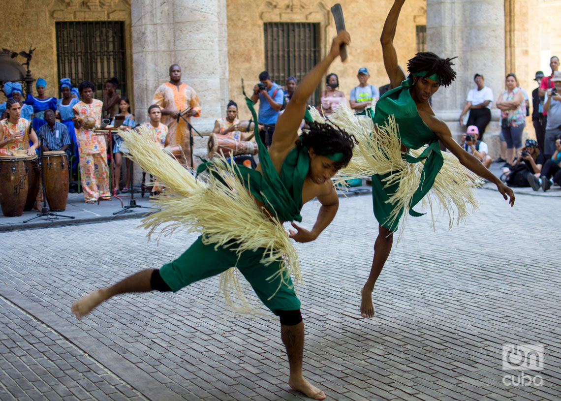 Compañía de Danzas Tradicionales JJ, en el Festival Internacional de Danza en Paisajes Urbanos Habana Vieja: Ciudad en Movimiento 2024. Foto: Otmaro Rodríguez.