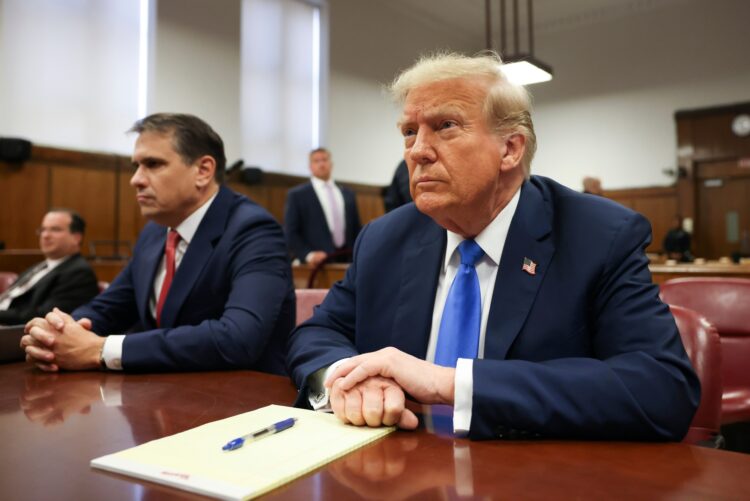 Trump y su abogado en la corte de Manhattan. Foto: Bloomberg.