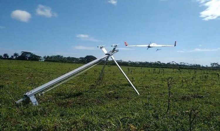 Dron despega en un campo cubano. Foto. Freddy Pérez Cabrera / Granma.