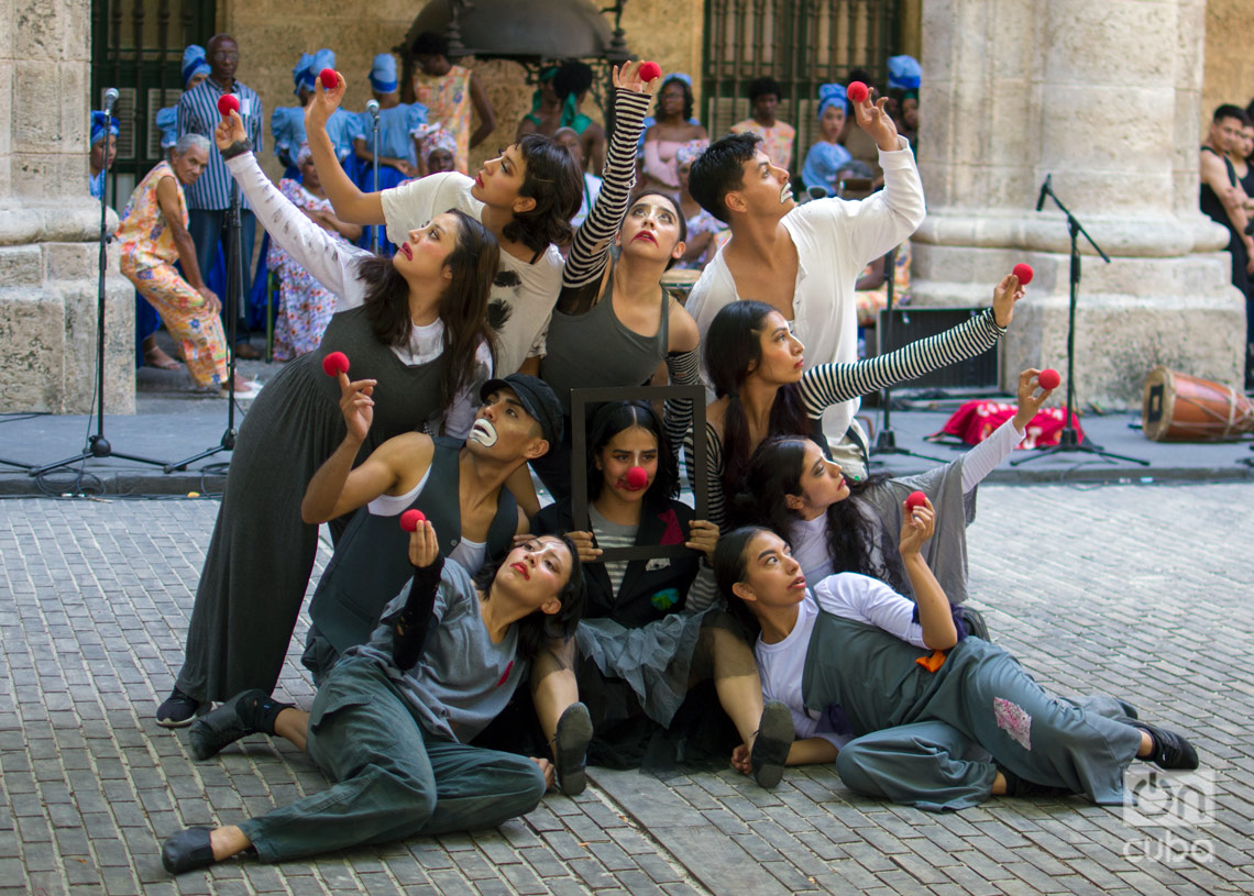 Escuela de Danza Contemporánea del Centro Cultural Ollin Yoliztli, de México, en el Festival Internacional de Danza en Paisajes Urbanos Habana Vieja: Ciudad en Movimiento 2024. Foto: Otmaro Rodríguez.