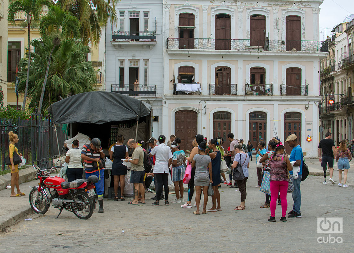 En algunas zonas las colas se realizan en la calle. Foto: Otmaro Rodríguez.