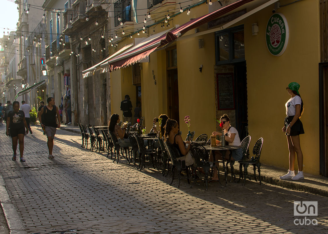 En algunas calles de La Habana hay mesas pertenecientes a restaurantes. Foto: Otmaro Rodríguez.