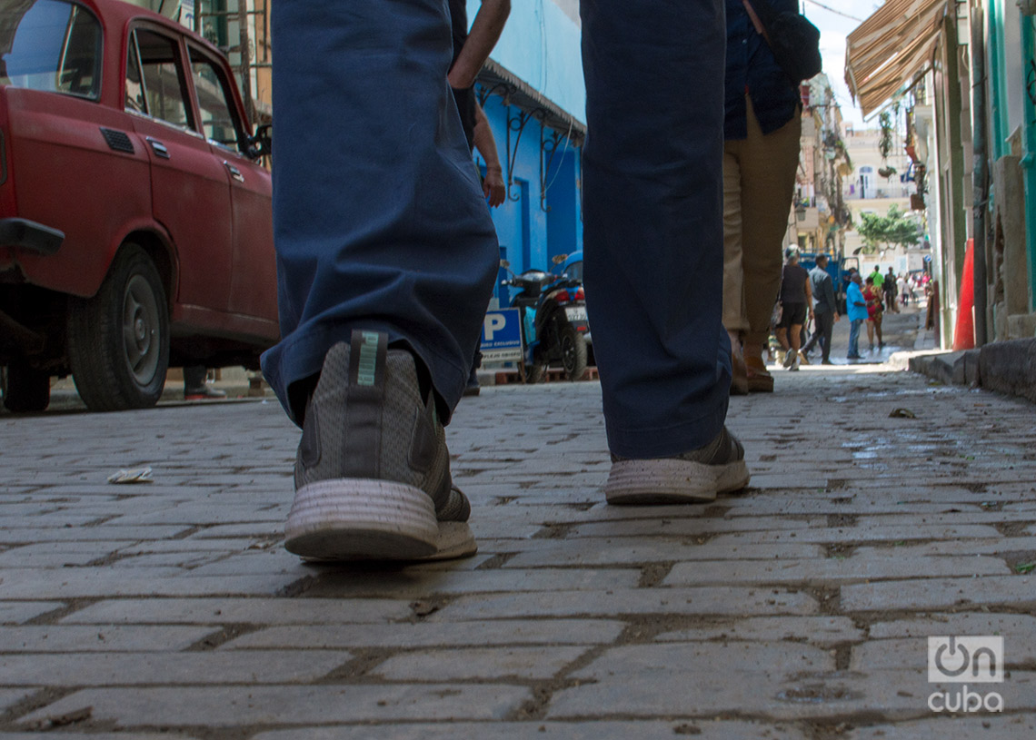 Personas caminan por una calle de La Habana. Foto: Otmaro Rodríguez.