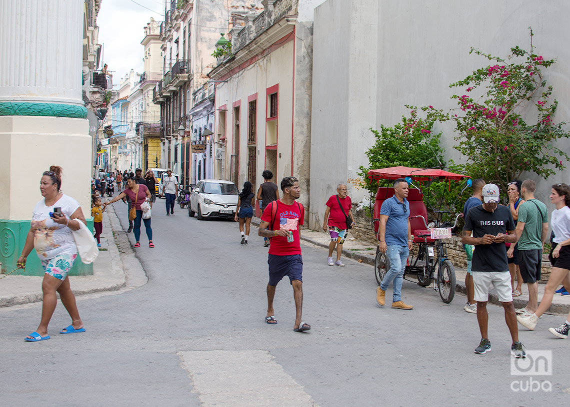 Personas caminan por una la calle en La Habana. Foto: Otmaro Rodríguez.