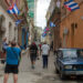 Turistas hacen fotos en el medio de una calle en La Habana. Foto: Otmaro Rodríguez.