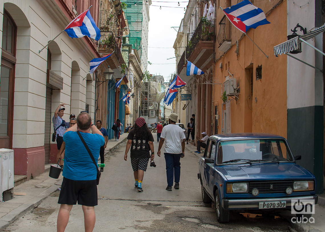 Turistas hacen fotos en el medio de una calle en La Habana. Foto: Otmaro Rodríguez.