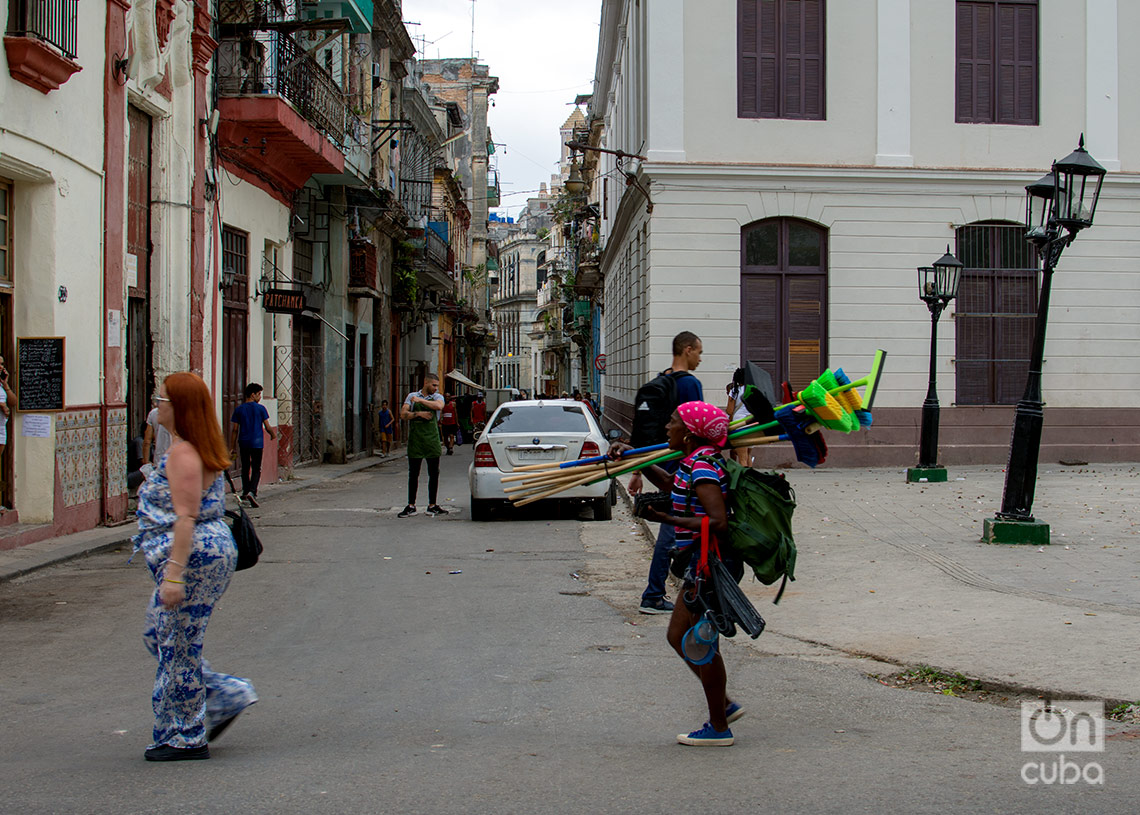 Una vendedora ambulante camina por una calle de La Habana. Foto: Otmaro Rodríguez.