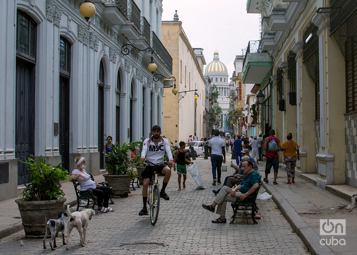 En algunas calles no se permite el tránsito de vehículos y bicicletas, pero aun así circulan. Foto: Otmaro Rodríguez.