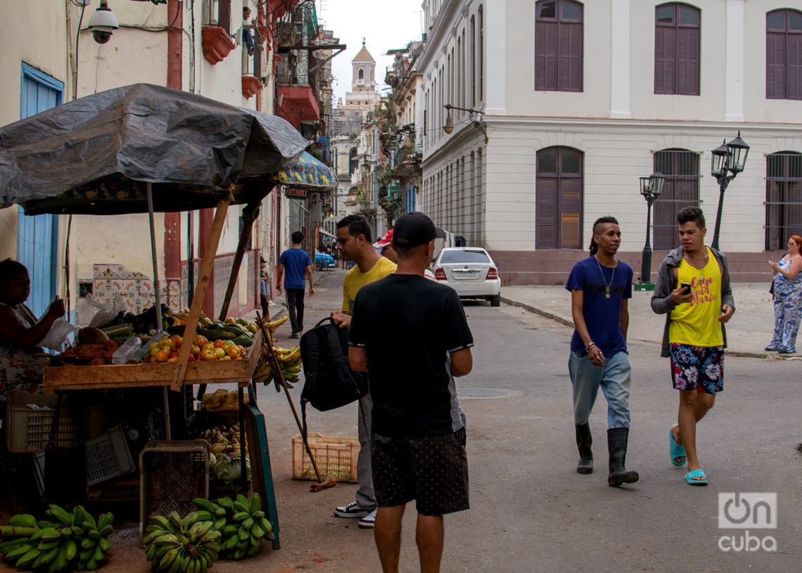 Vendedora de viandas y hortalizas y otras personas en una calle de La Habana. Foto: Otmaro Rodríguez.