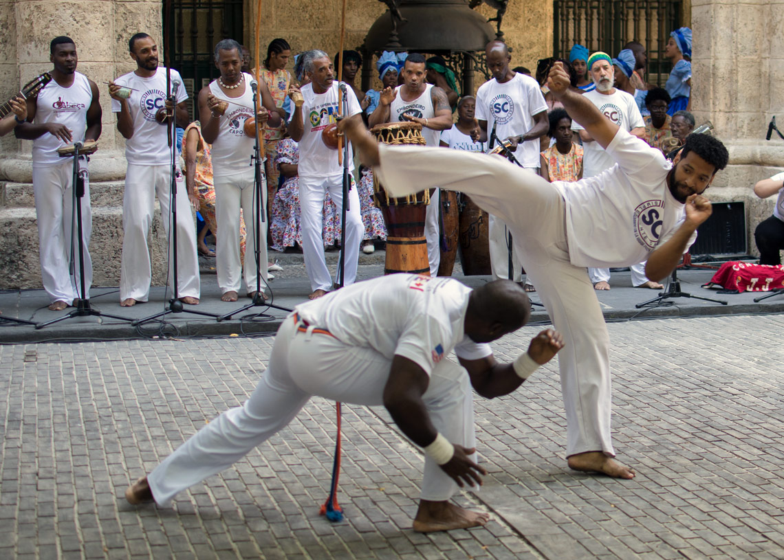 Grupo de Capoeria Malta, de Brasil, en el Festival Internacional de Danza en Paisajes Urbanos Habana Vieja: Ciudad en Movimiento 2024. Foto: Otmaro Rodríguez.