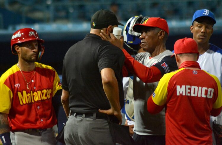 Los árbitros han estado en el ojo del huracán durante la 63 Serie Nacional de Béisbol por varias decisiones muy polémicas. Foto: Ricardo López Hevia.