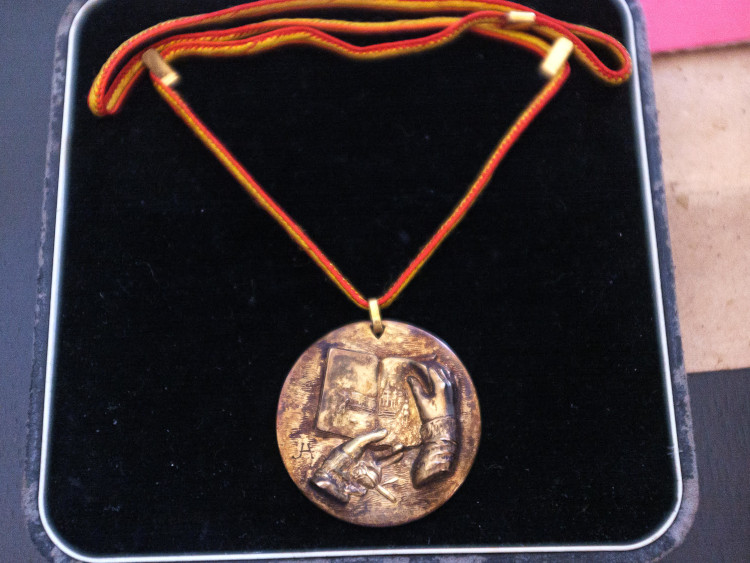 Medalla del Premio Cervantes otorgado a Dulce María Loynaz. Foto: Periódico Guerrillero.