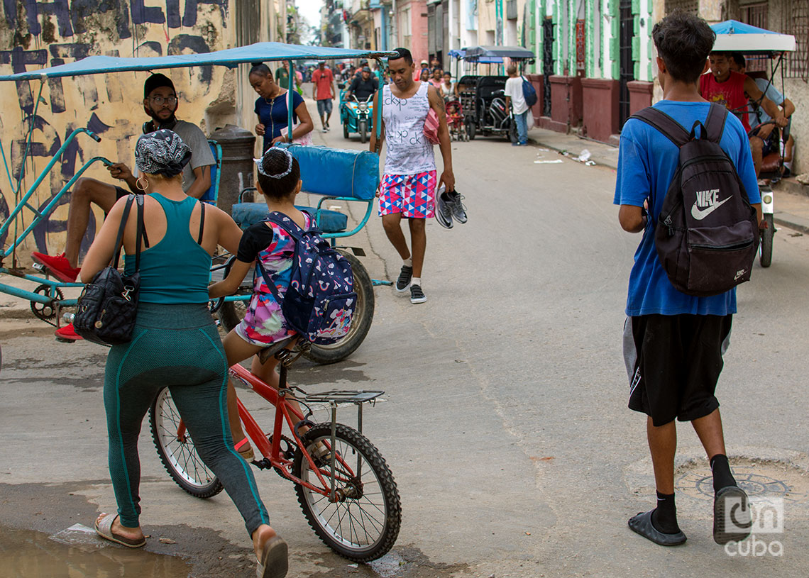 Personas caminan por una la calle en La Habana. Foto: Otmaro Rodríguez.