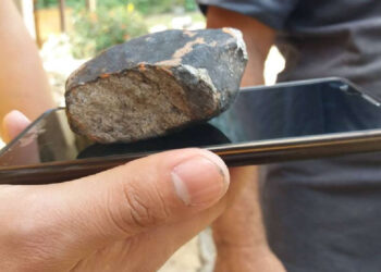 Uno de los fragmentos de un meteorito caídos en Viñales, Pinar del Río, el 1 de febero de 2019. Foto: Periódico Guerrillero.