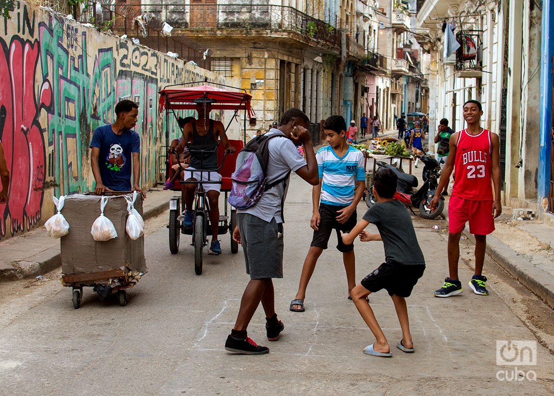 Niños jugando en una calle de La Habana. Foto: Otmaro Rodríguez.