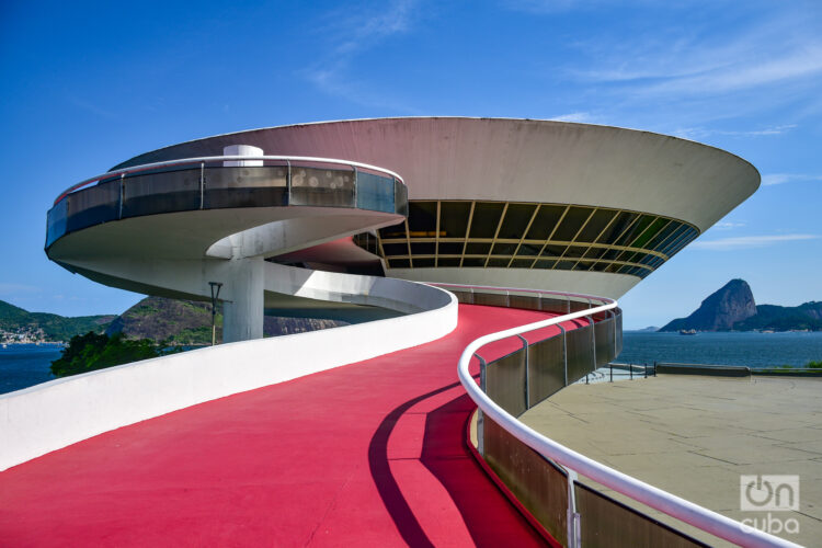 Museo de Arte Contemporáneo de Niterói (museo MAC). Foto: Kaloian.
