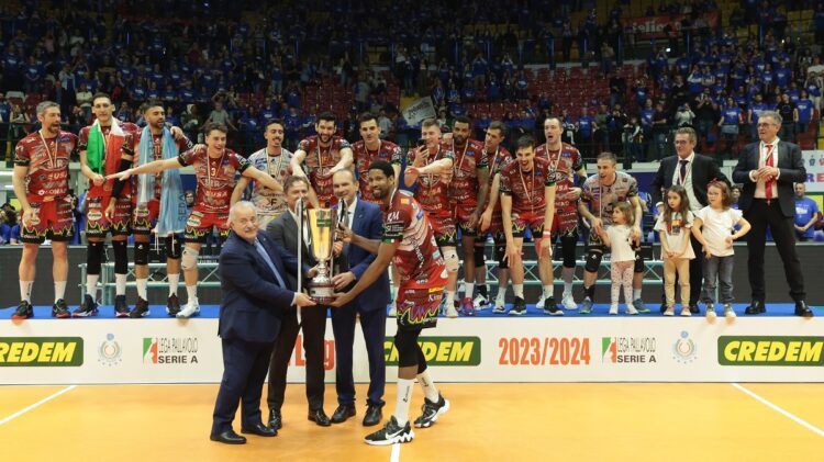 Wilfredo León recibe el trofeo de campeón de la Superliga italiana de voleibol en la temporada 2023-2024. Foto: Lega Pallavolo