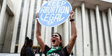 Protesta cerca del Capitolio estadual de Florida a favor del aborto legal. Foto: Octavio Jones.