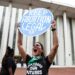 Protesta cerca del Capitolio estadual de Florida a favor del aborto legal. Foto: Octavio Jones.