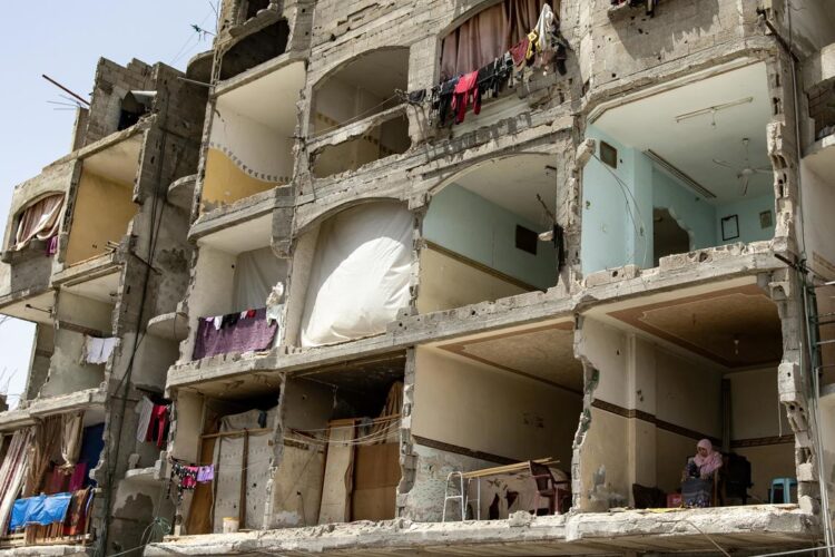 Palestinos al interior de las ruinas de edificio en Rafah, al sur de la Franja de Gaza. Foto: HAITHAM IMAD/EFE/EPA.