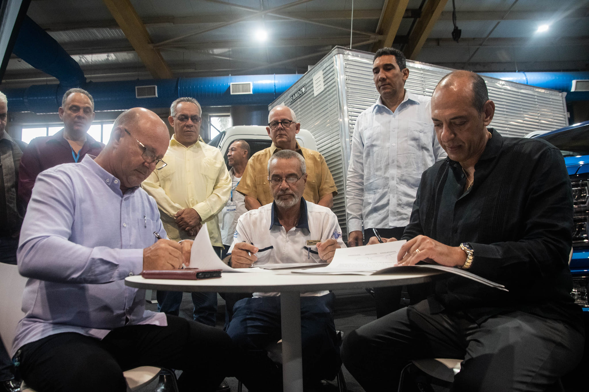 Firma del convenio entre el Ministerio de Salud Pública de Cuba (Minsap) y la empresa mixta MCV Comercial S.A. para la gestión conjunta de ambulancias en La Habana. Foto: Naturaleza Secreta / Perfil de Facebook de Eduardo Rodríguez Dávila.