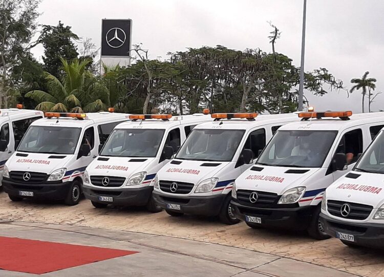 Foto de archivo de ambulancias de Mercedes Benz donadas a Cuba en 2021 por intermedio de la empresa mixta MCV Comercial S.A. Foto: Ministerio de Transporte / X / Archivo.